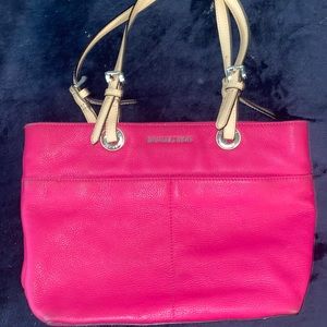 Super cute Michael Kors bag! Some wear but in good condition!